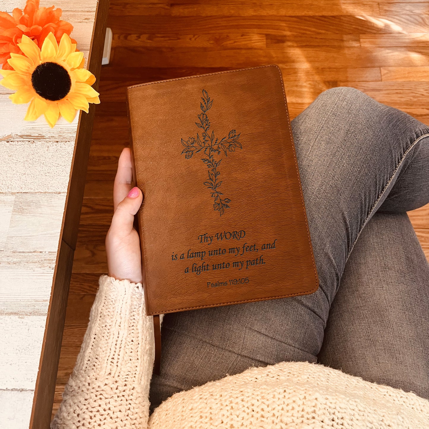 Personalized NLT Bible: Create Your Own Custom Engraved Design with a Designer, Large Print Thinline Reference New Living Translation Bible - Aylev