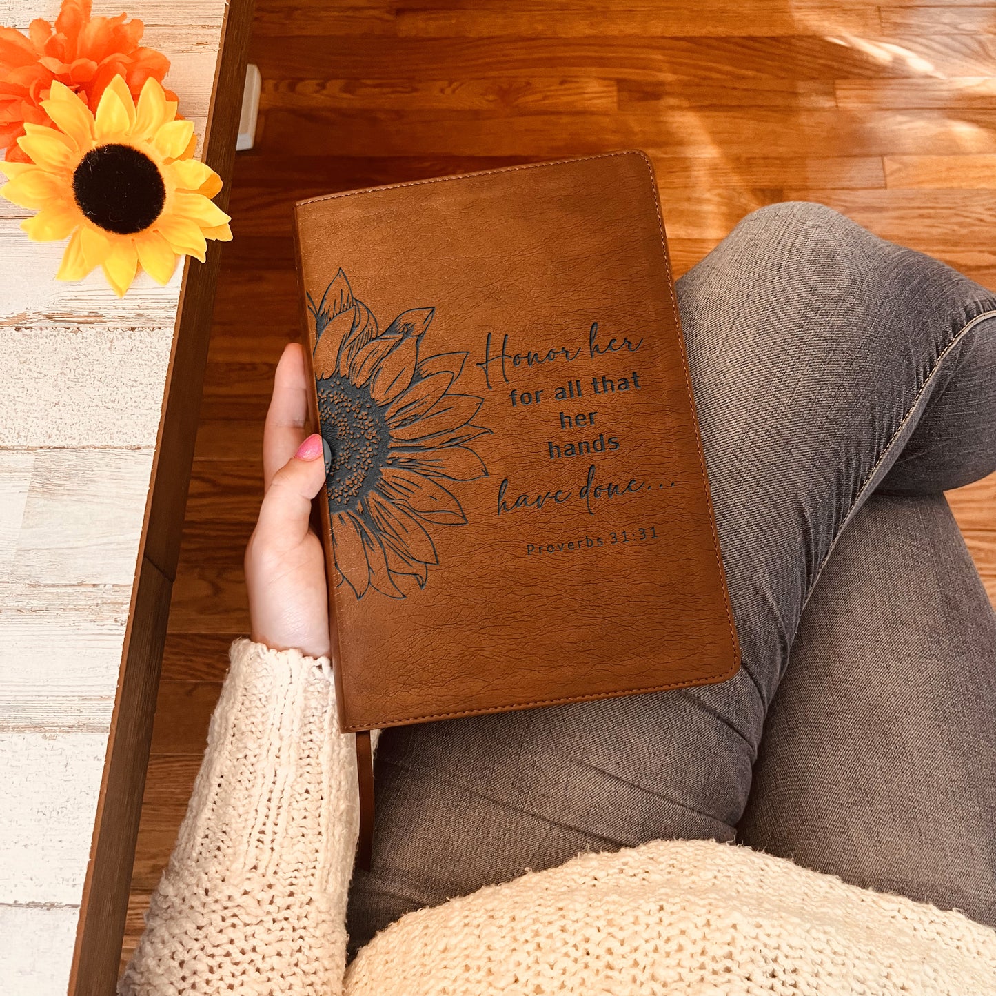 Personalized NLT Bible: Create Your Own Custom Engraved Design with a Designer, Large Print Thinline Reference New Living Translation Bible - Aylev