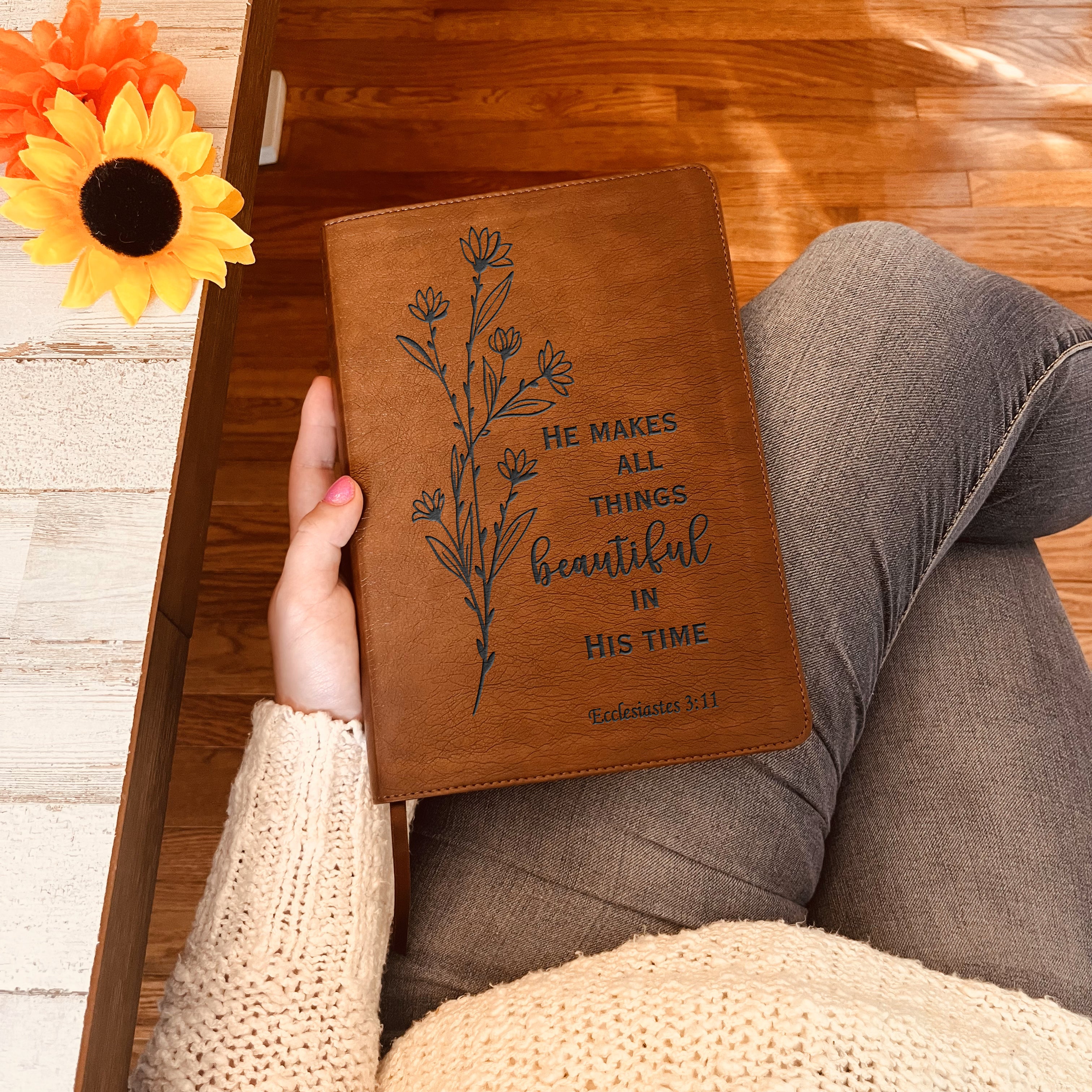 Personalized NLT Bible: Create Your Own Custom Engraved Design with a Designer, Large Print Thinline Reference New Living Translation Bible - Aylev